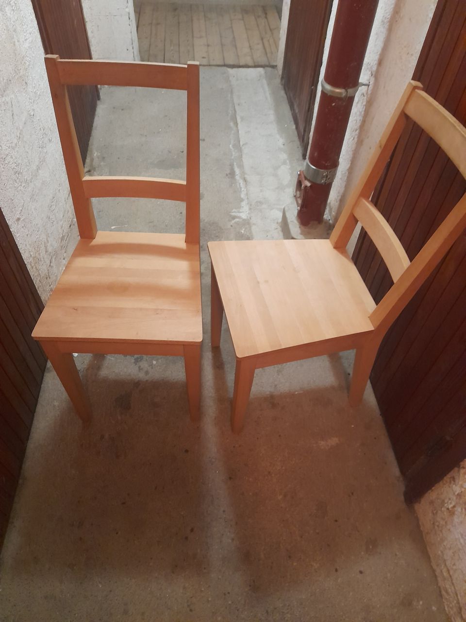 2kpl puisia tuoleja esim. keittiöntuoleiksi