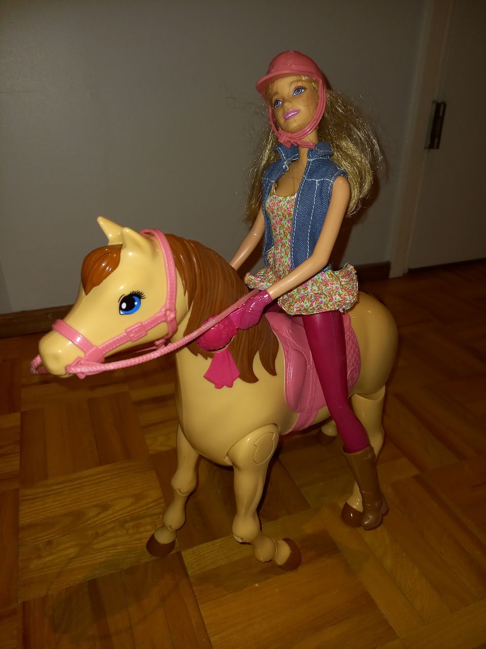 Täysin toimiva kävelevä hevonen ja Barbie kyydissä