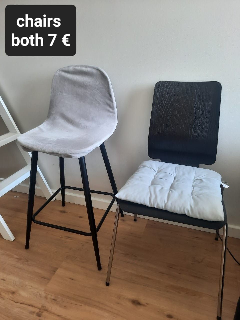 Kaksi tuolia 7€