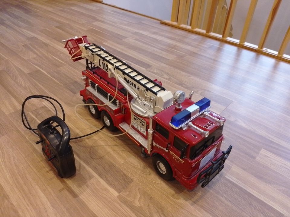 Paristokäyttöinen ehjä ja toimiva Radio-ohjattava paloauto