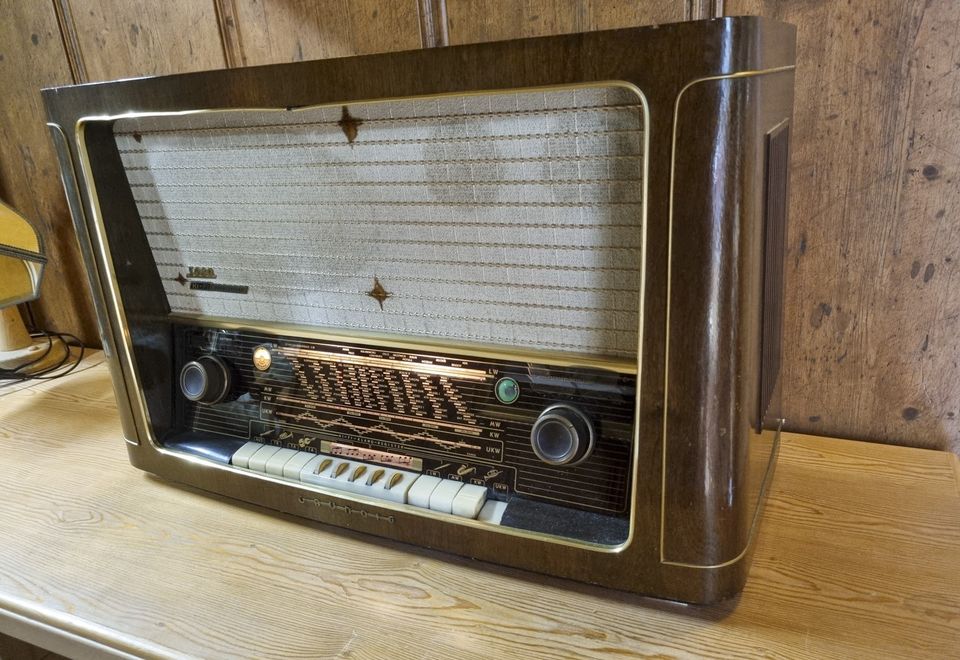 Vanha Grundig laaturadio