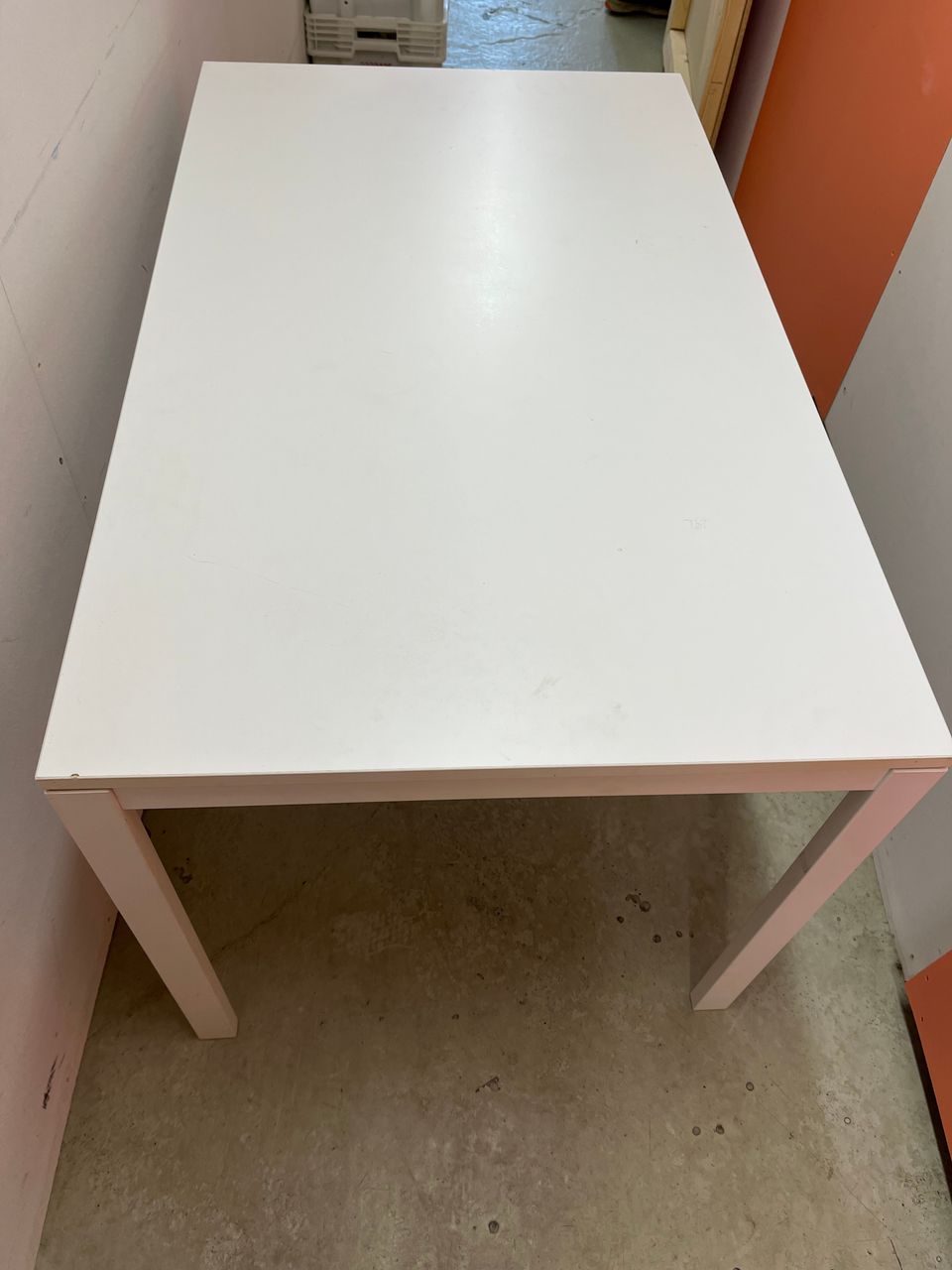 Valkoinen keittiön pöytä