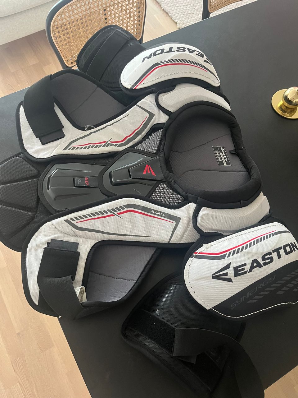 Jääkiekko hartiasuojat, Easton Synergy 60 SR L