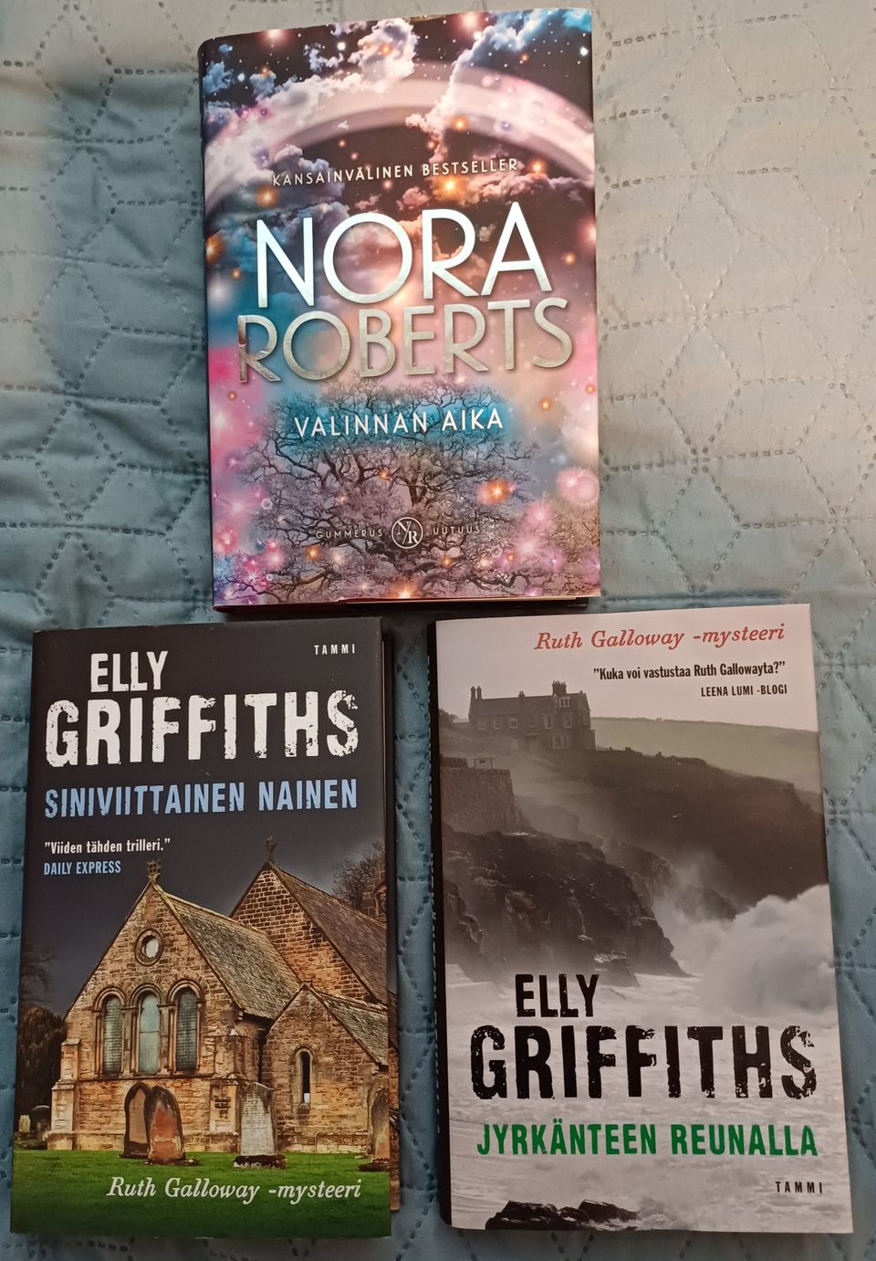 Kirjoja; Nora Roberts, Elly Griffts, Terry Pratchett, J.K Rowling ym.