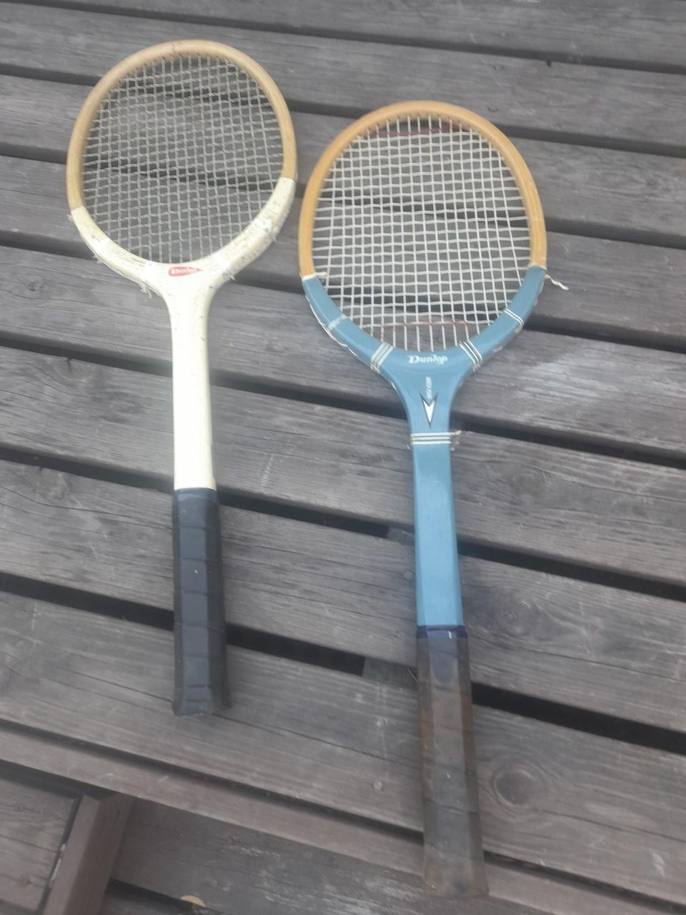 Seinälle Sisustukseen 2x tennismailat