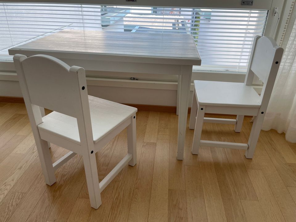 Juvin täyspuinen lastenhuoneen pöytä ja kaksi tuolia 🤍