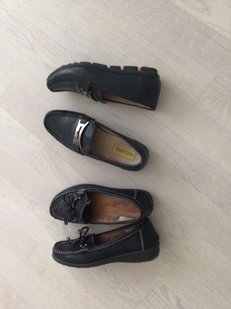 Mustat, nahkaiset, siistit kengät, yhteishinta 20 e.