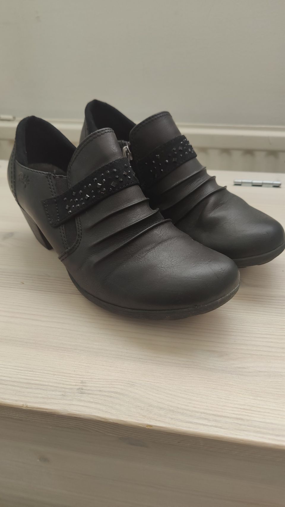 Mustat kengät 39