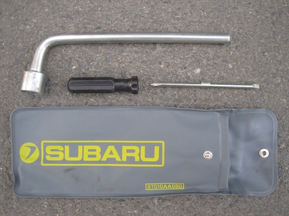 Subaru alkuperäinen työkalusarja ja säilytyspussi