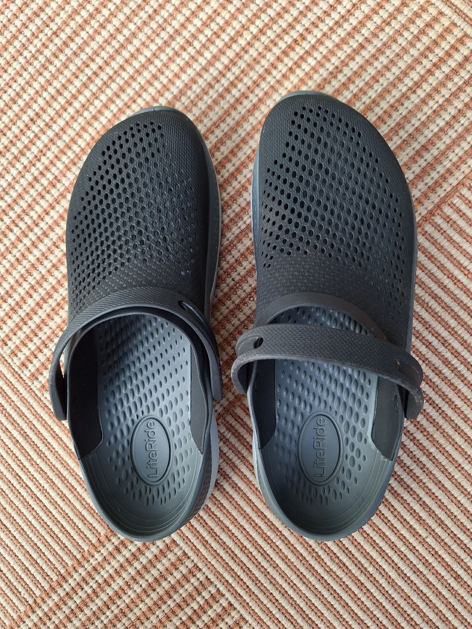 Crocs - M/10 ja W/12 sandaalit