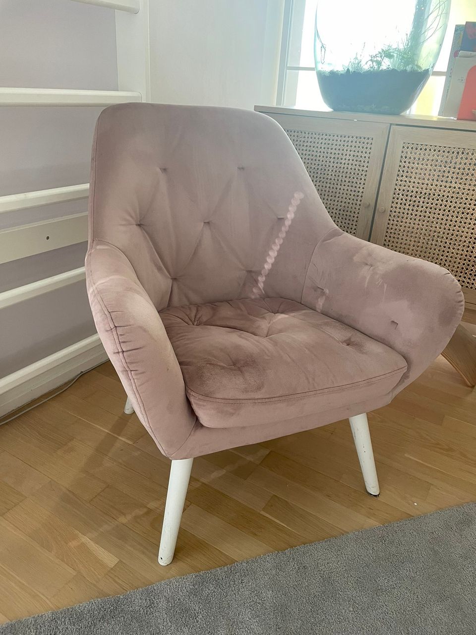 Roosa/ vaaleanpunainen sametti nojatuoli