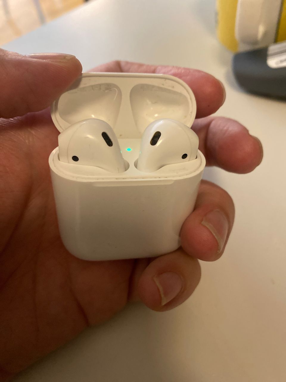 Myydään Apple Airpods gen.2 kuulokkeet latauskotelolla