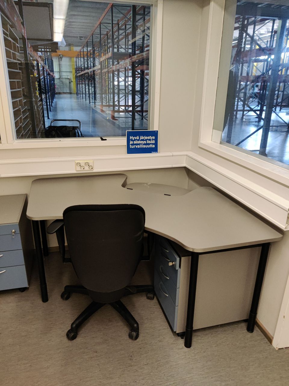 Työpöytä ja tuoli (voidaan myydä erikseen)