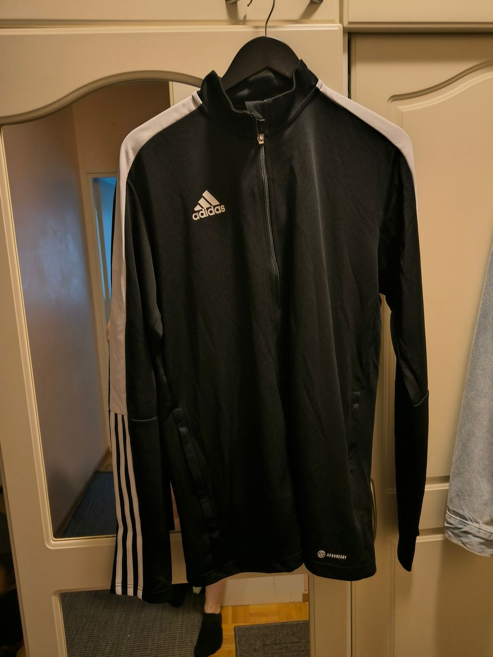 Adidas urheilu takki vetskarilla L