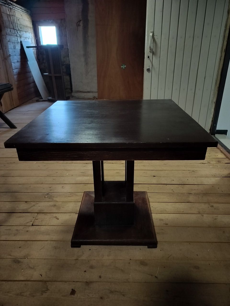 Tumma puinen pöytä