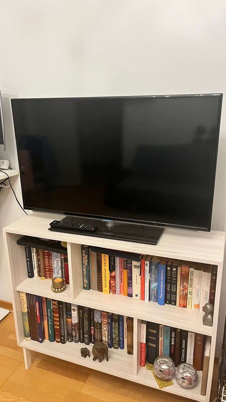 Grundig smart TV. 92 x 53 cm.