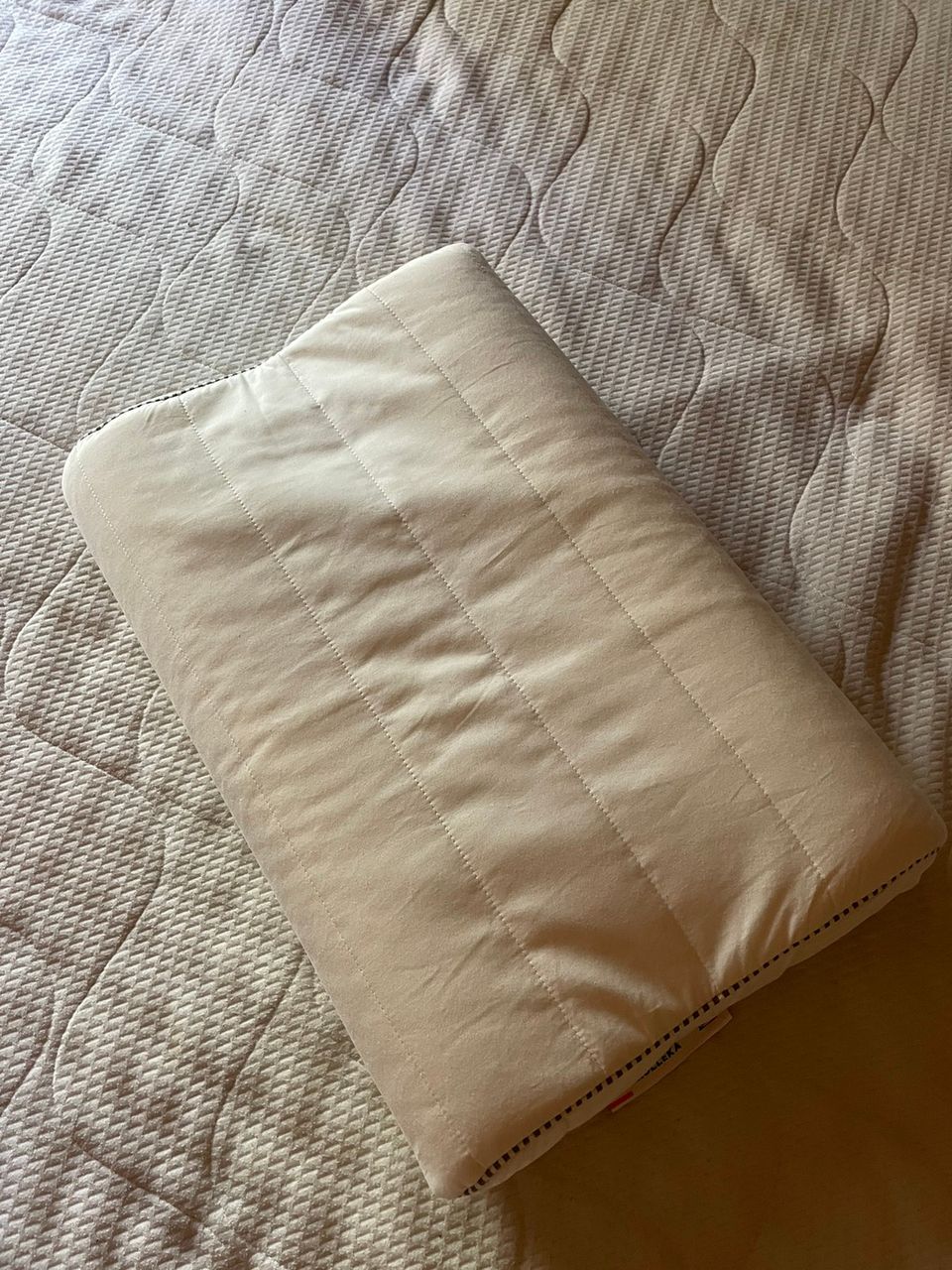 Ikea rölleka muotoutuva tyyny