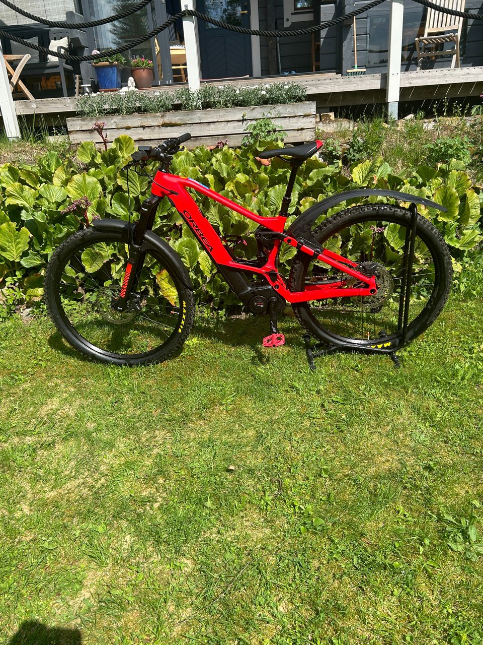 Täysjousitettu sähkömaastopyörä  Orbea Wild FS 25