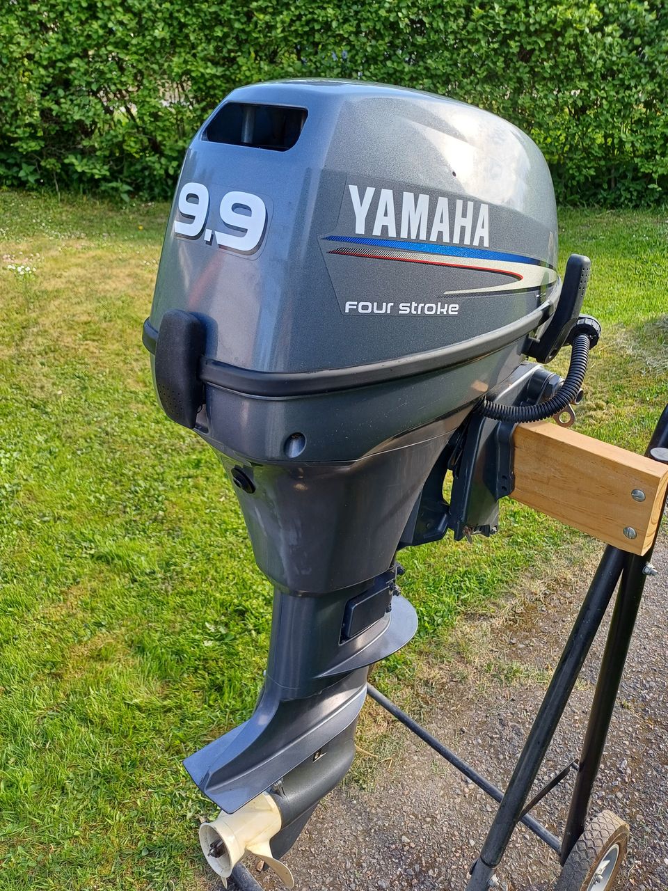 Yamaha F9.9FMHS- perämoottori, polttoainesäiliö ja moottoriteline