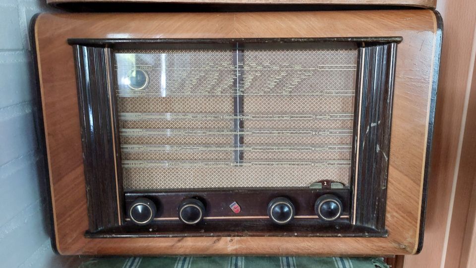 Philipsin vanha putkiradio.