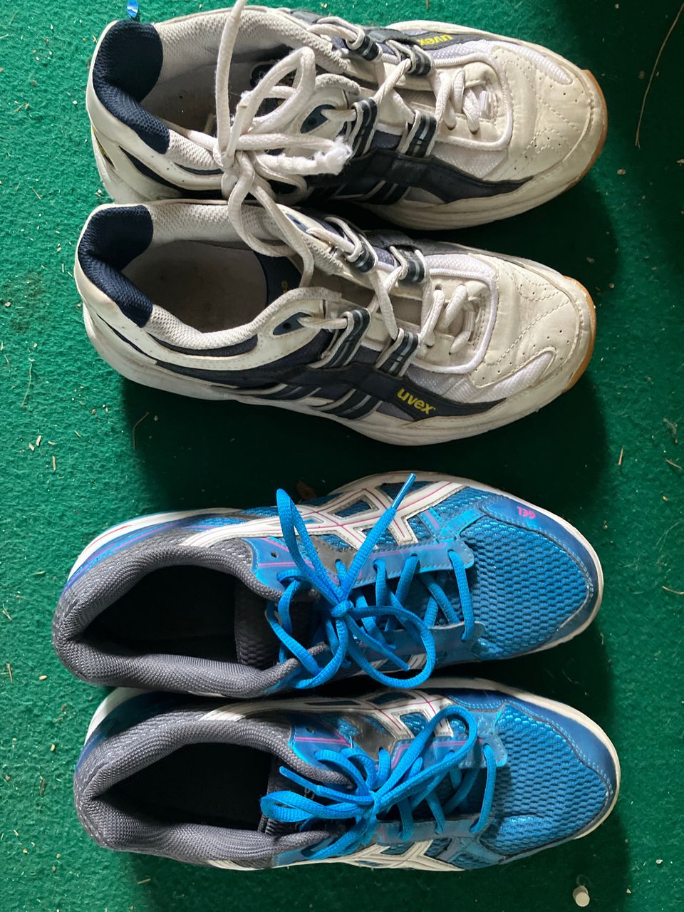 Kahdet kengät ulkoiluun ja urheiluun