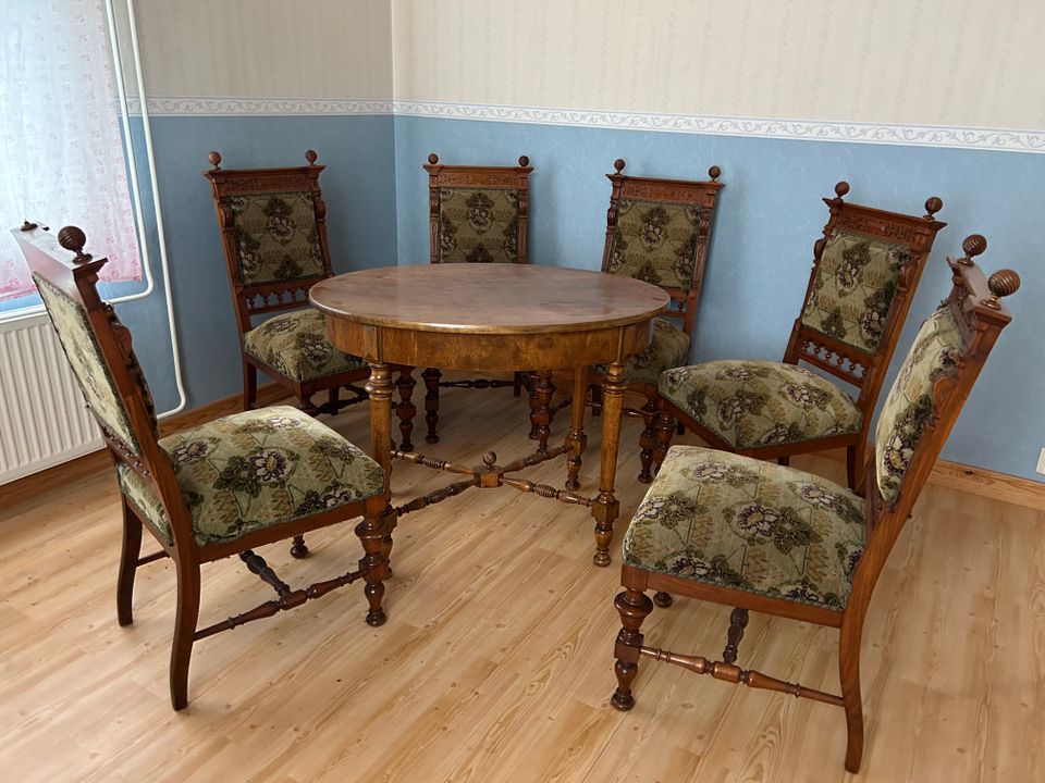 Pöytä ja tuoleja