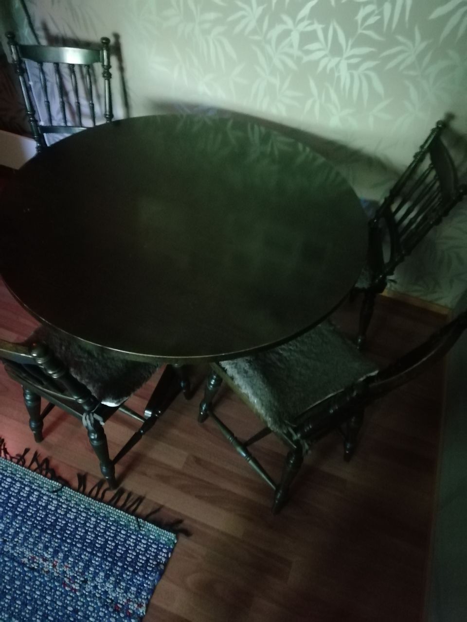 Keittiön tuolit ja pöytä