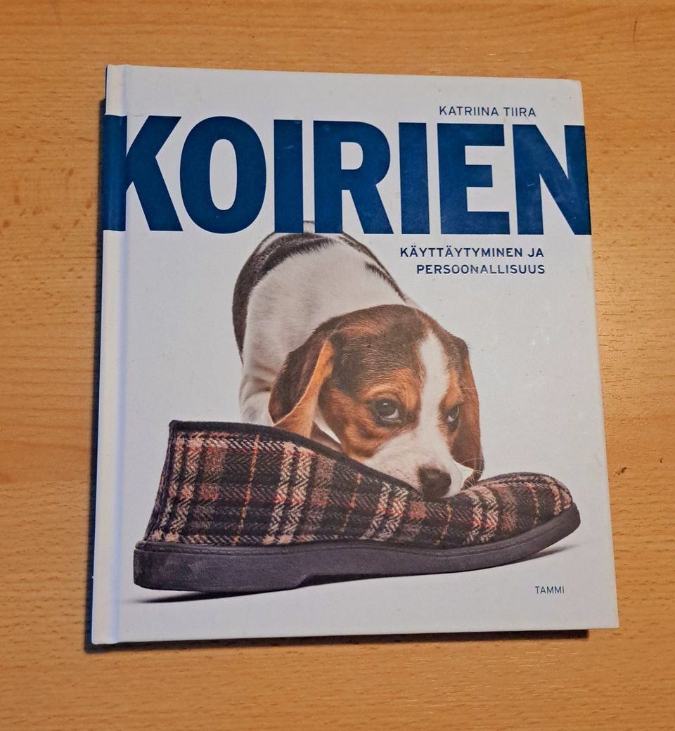 Koirien käyttäytyminen ja persoonallisuus kirja. Katriina Tiira.