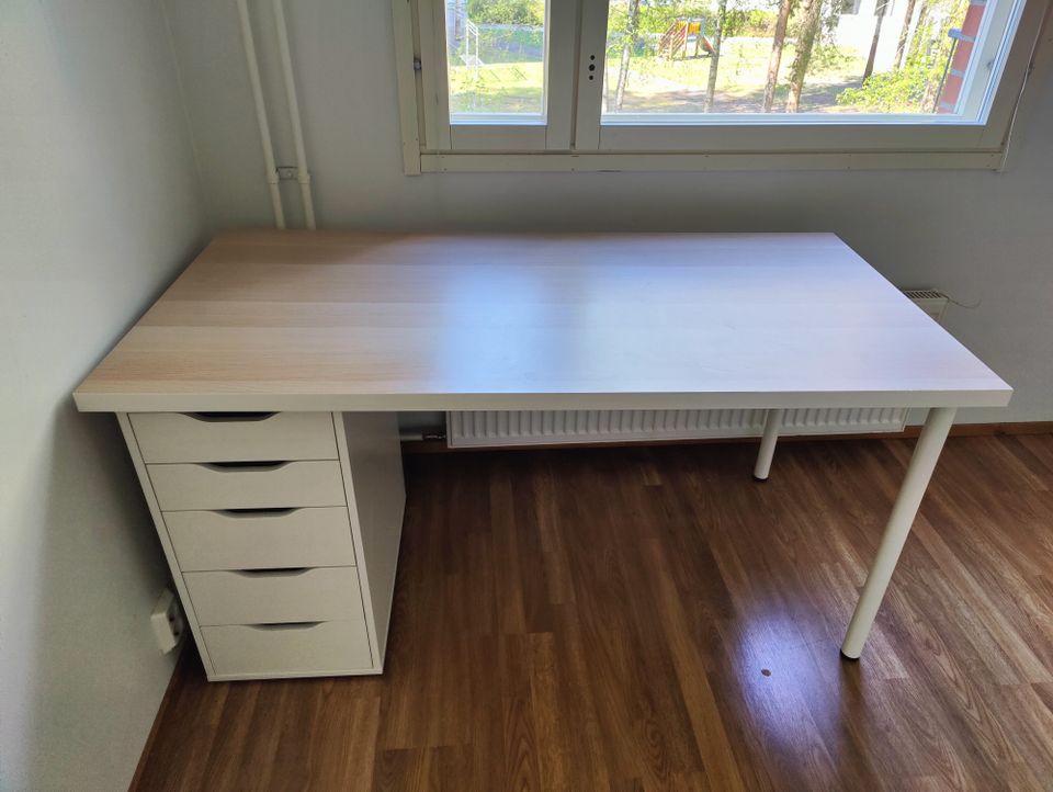 Ikean ALEX työpöytä