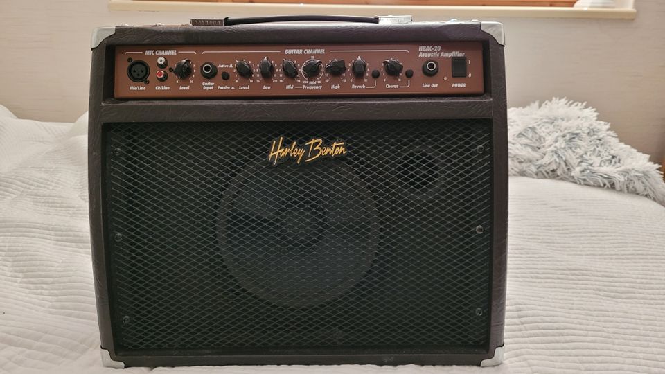 Harley Benton HBAC-20 yhdistelmävahvistin akustiselle kitaralle ja mikrofonille