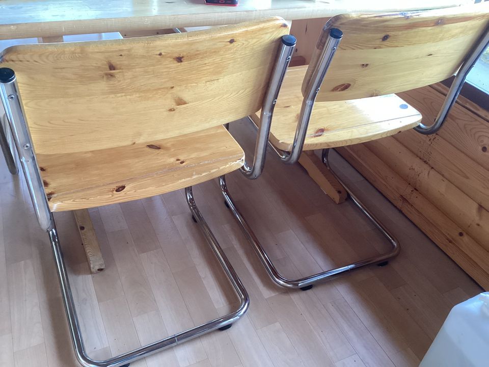 Ruokapöydän retro tuoleja