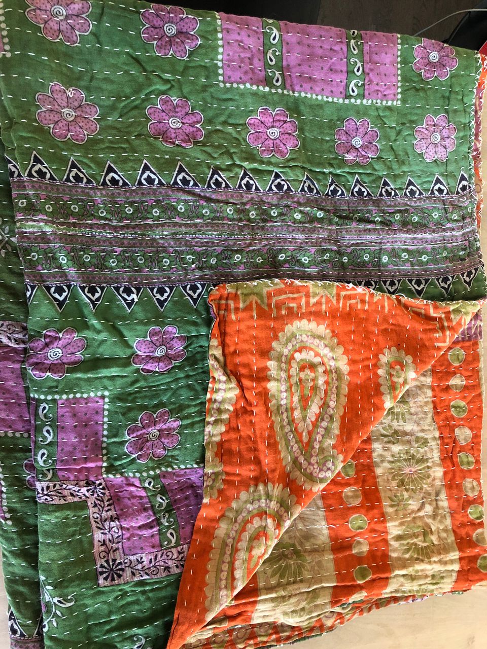 Sari-kankaasta valmistettu peitto