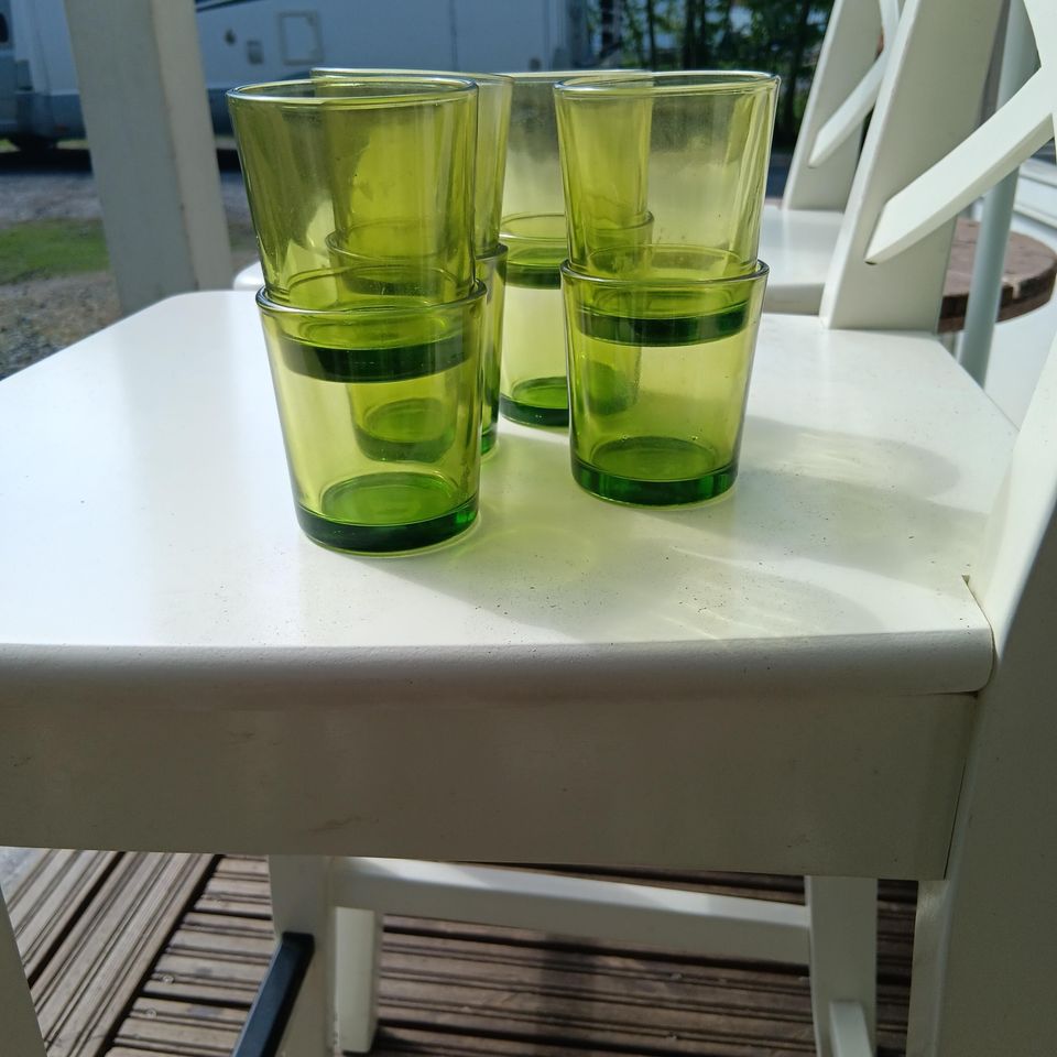 8 pientä vihreää snapsi lasia