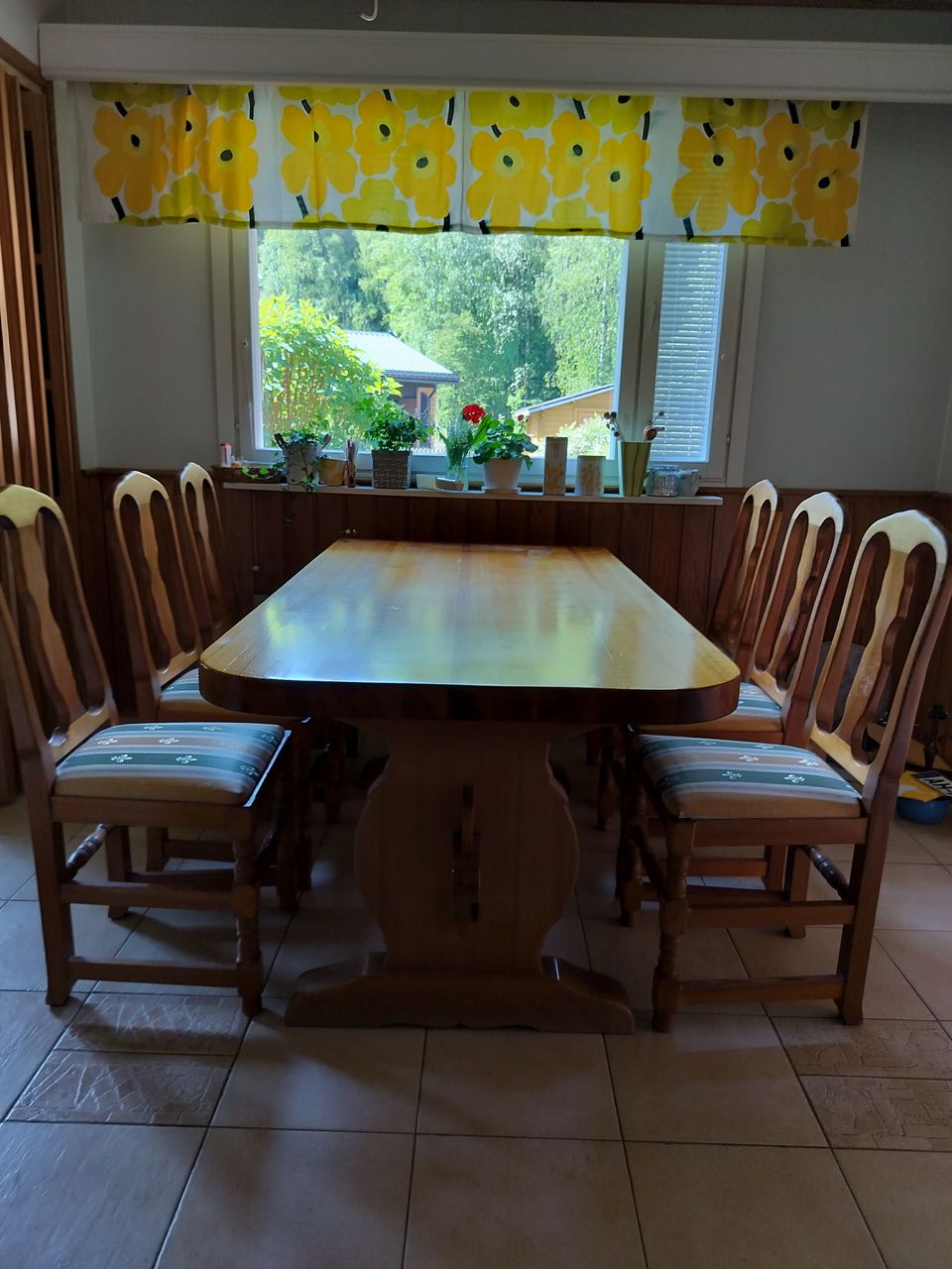 Täyspuinen ruokapöytä ja tuolit