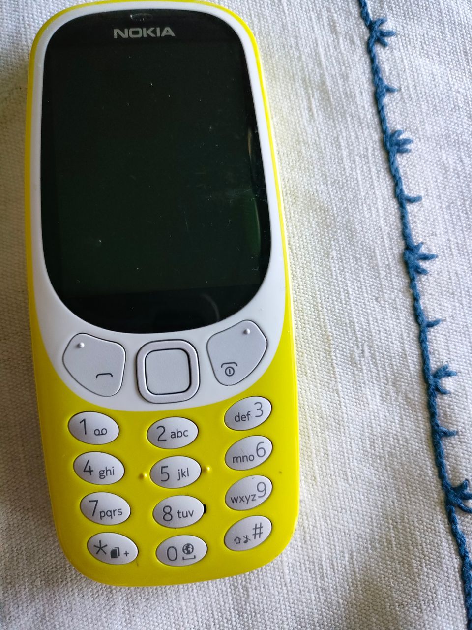 Keltainen Nokia 3310 puhelin
