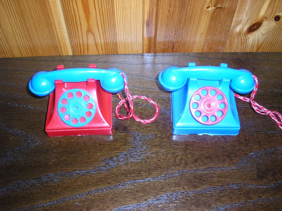 2 vanhaa leikkipuhelinta
