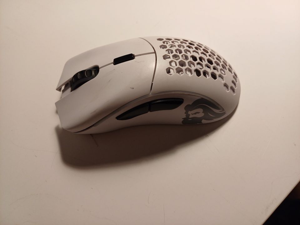 Glorius model D wireless (peli hiiri)