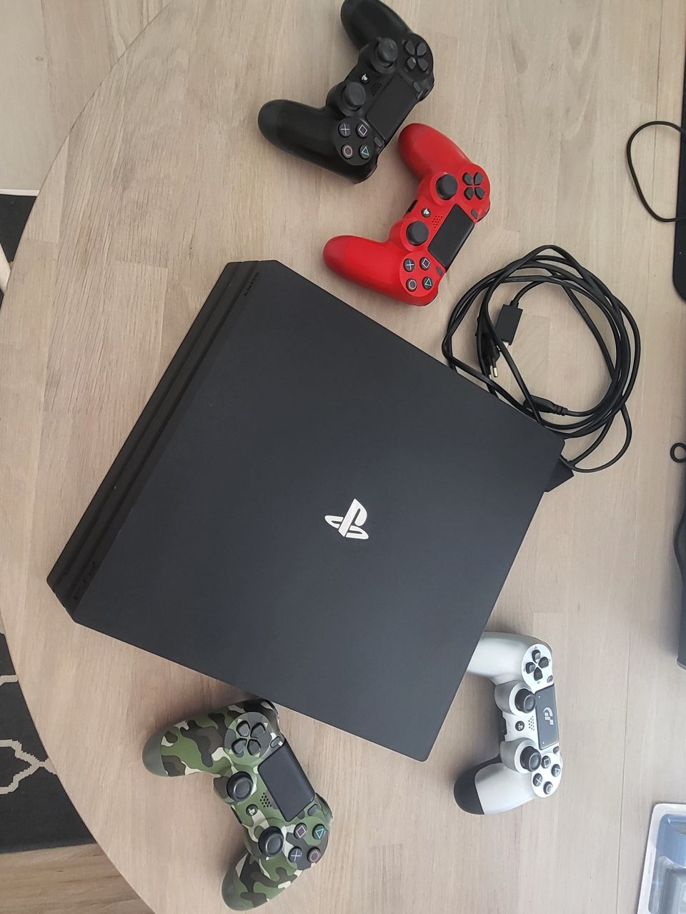 Playstation 4 PRO + 4 ohjainta