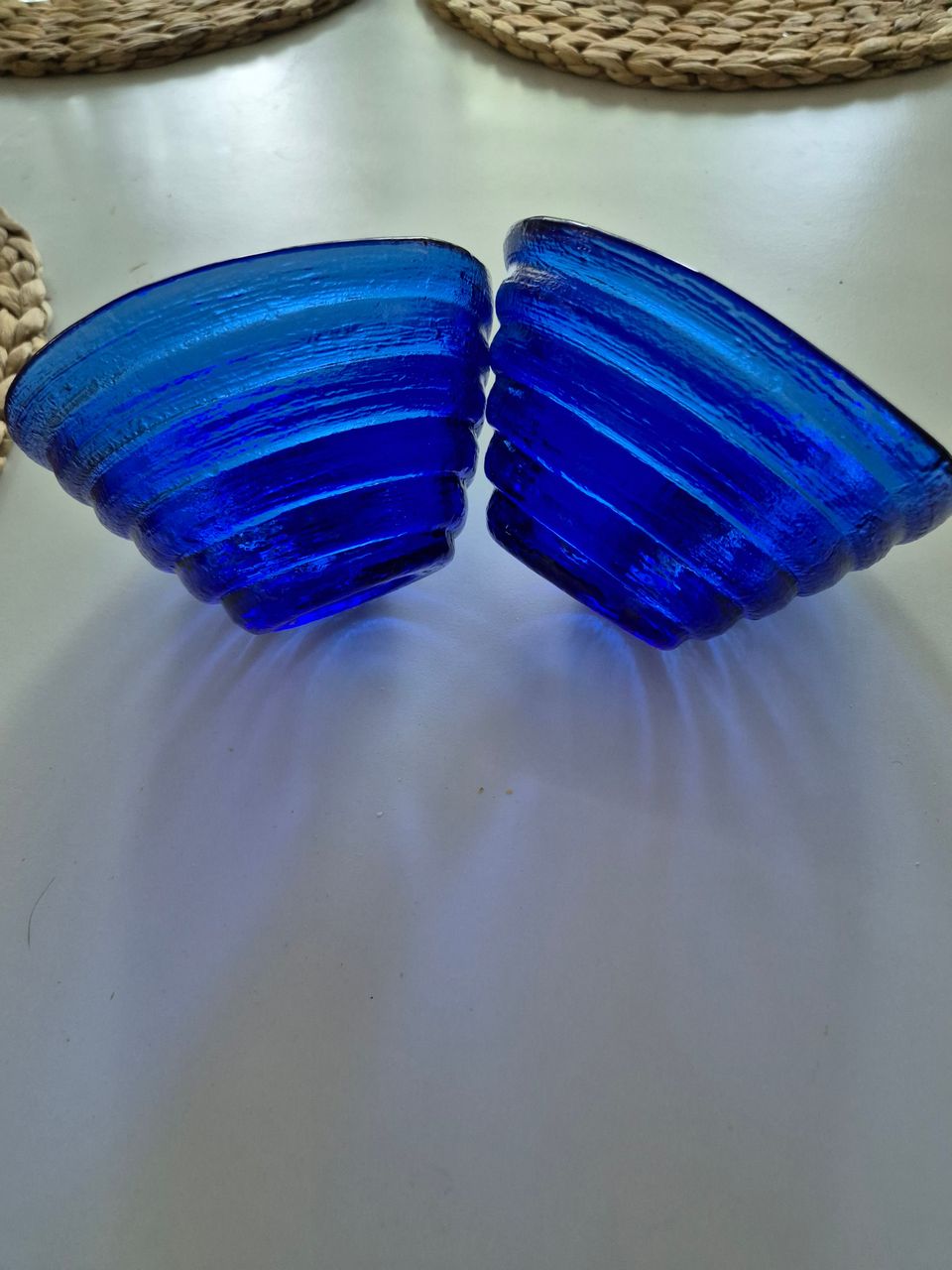 2 sinistä lasikulhoa