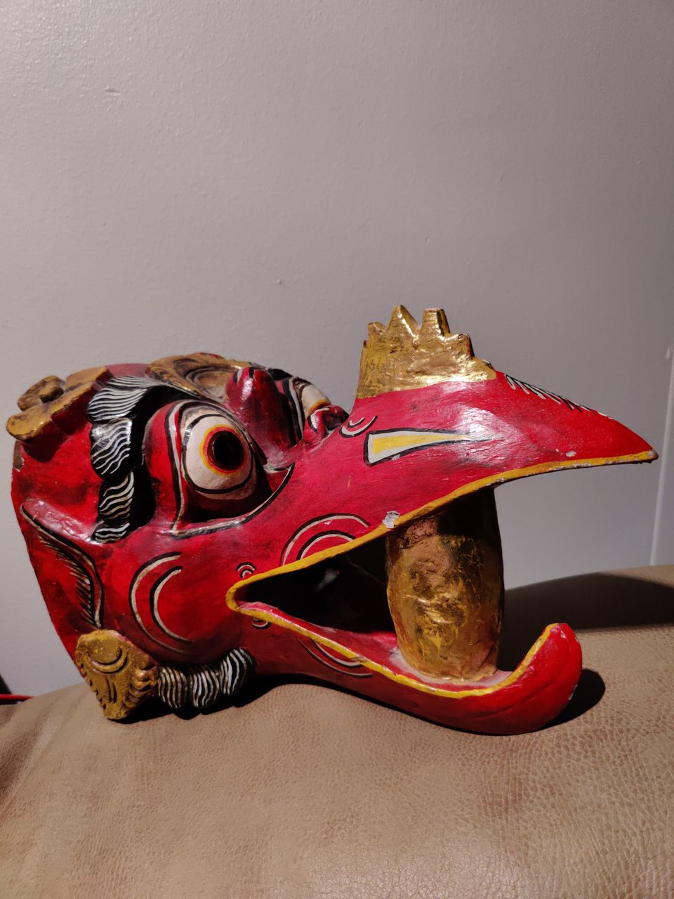 Vanha puinen lintu Garuda maski