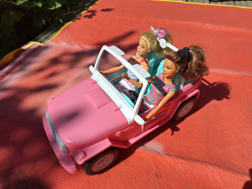 Barbie-auto ja kaksi Barbie-nukkea