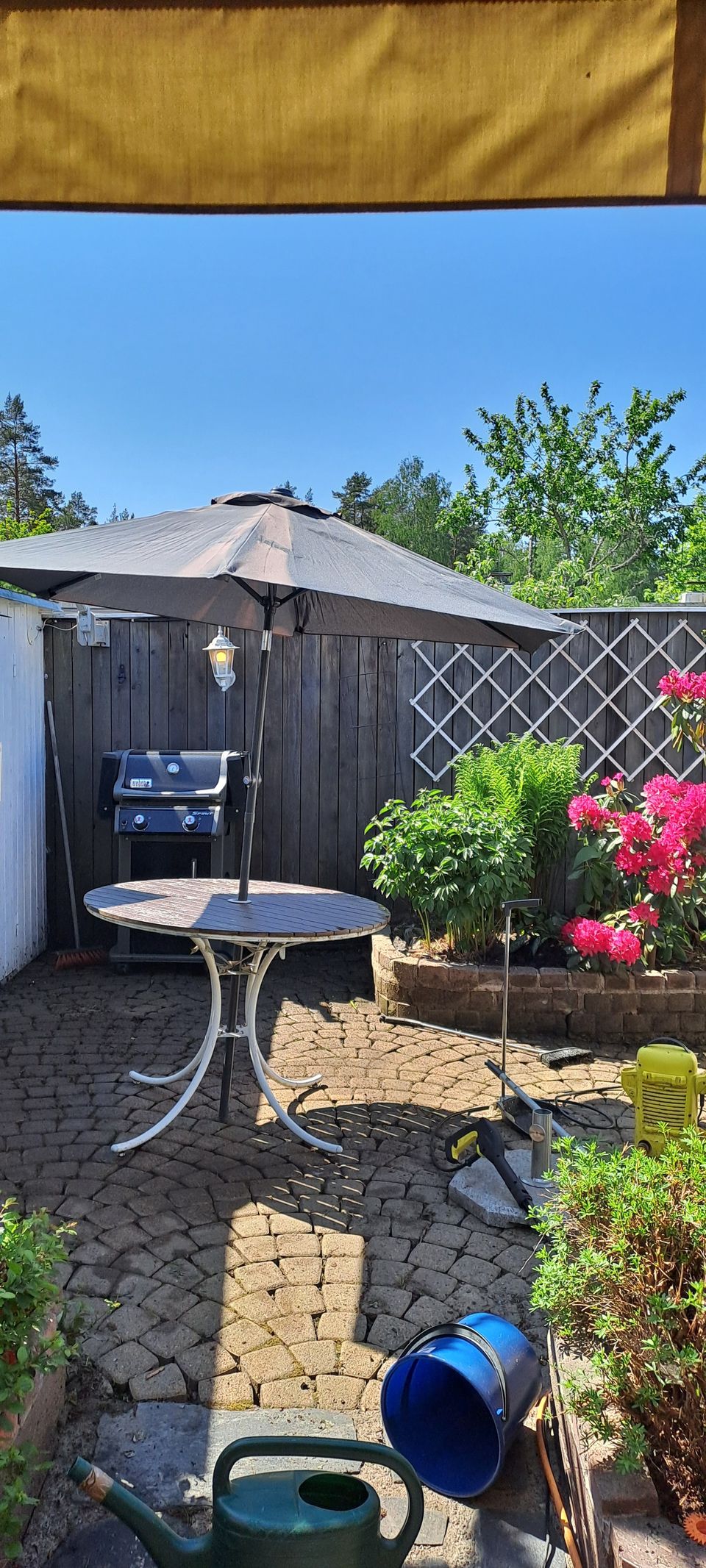 Aurinkovarjo ja  puutarhapöytä