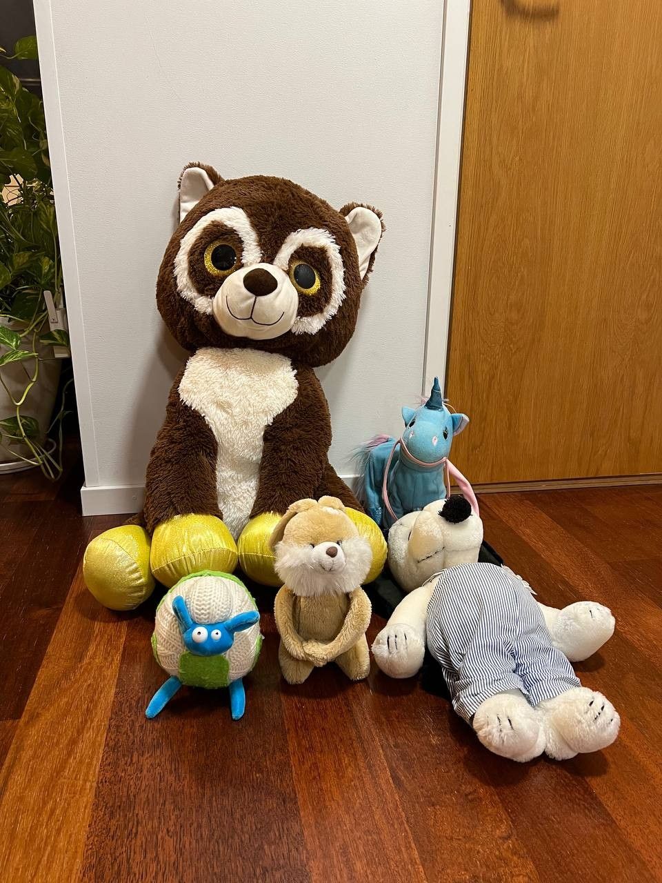 Multiple stuffed animals / pehmolelut