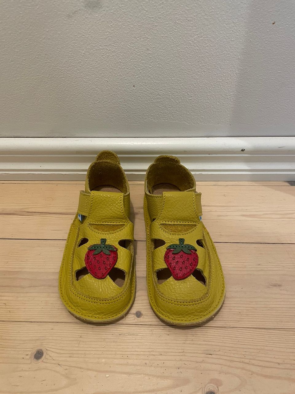 Uudet Dodo mansikka sandaalit 25