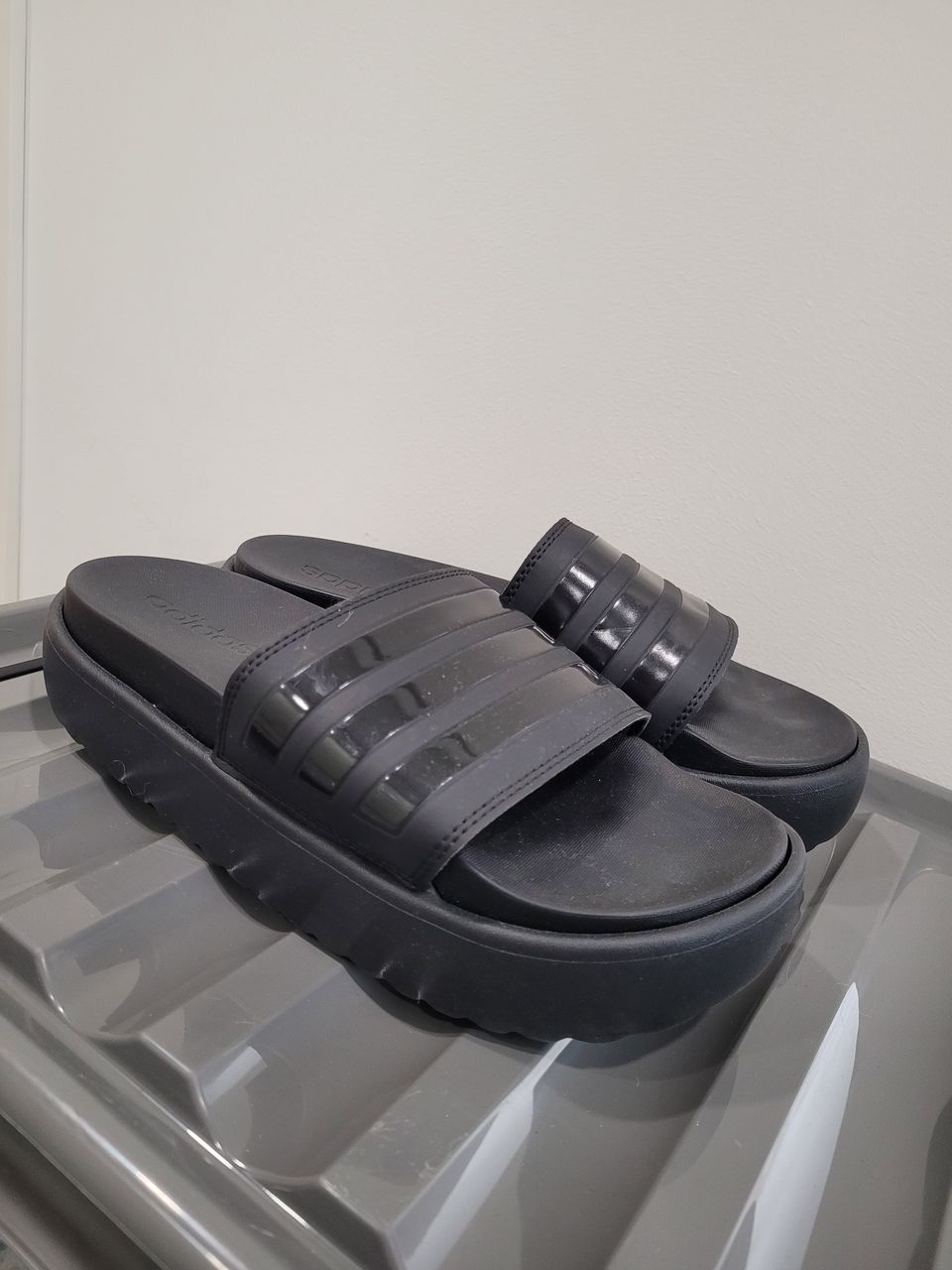 Adidas paksupohja sandaalit