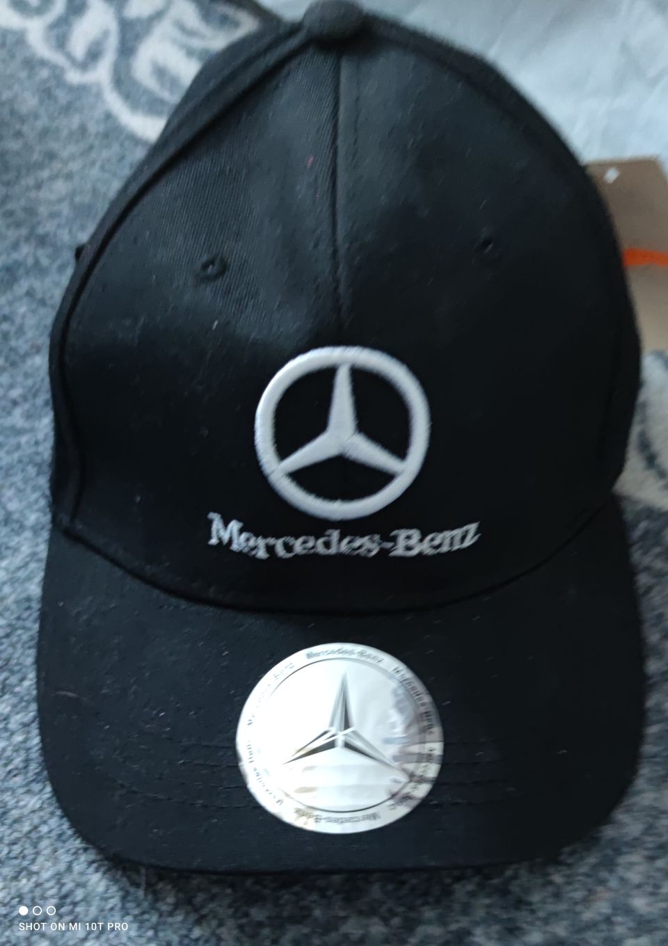 Aito  uusi mercedes-benz lippis