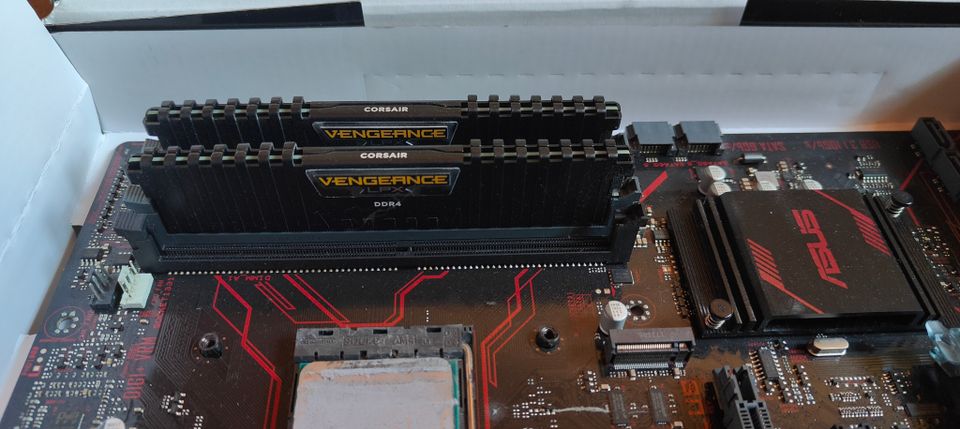 AMD Ryzen 7 1700 3.0 GHz, 20MB, AM4+Asus Prime B350-Plus+Corsair2x8GB ram