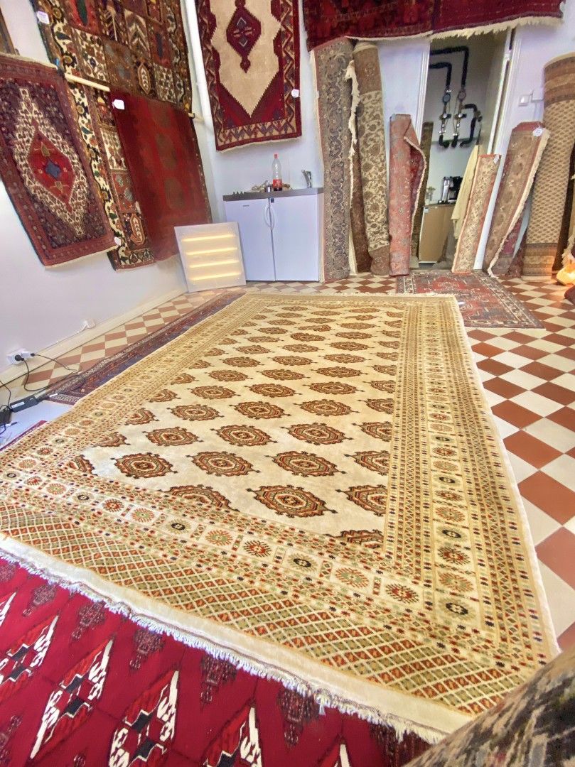 Suuri itämainen käsinsolmittu Buhara-matto 272x163 cm
