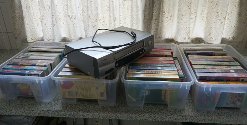 Euroline pal HQ VHS-kasettisoitin+4 laatikkoa VHS kasetteja