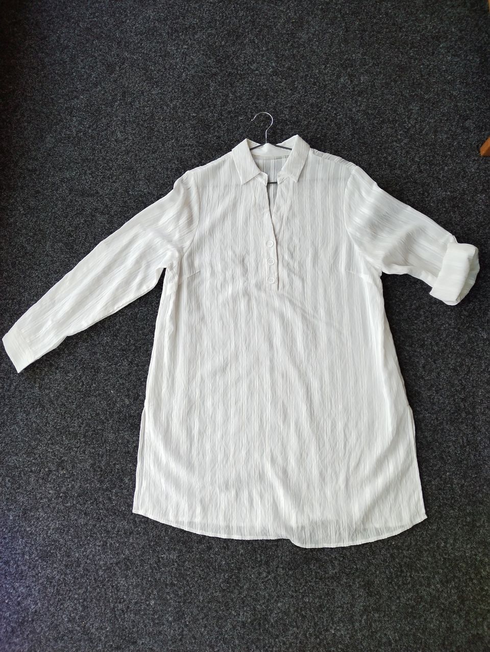 Valkoinen  paitapusero